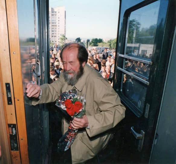 «Я прощать никого не собираюсь, потому что я абсолютно ни на кого лично не зол. Даже когда меня посадили в тюрьму в 1945 году, так меня посадили правильно. Я действительно был против этого режима... Я говорил, что с коммунизмом жить нельзя. Но за тех, с кем я сидел, за русских пленников, преданных Советским Союзом, сперва в плен, потом на смерть в немецкие лагеря, потом в советские лагеря, за них никого не прощу» Александр Солженицын путешествовал по стране «в двух прицепных вагонах, сопровождаемый съемочной группой ВВС, на каждой остановке встречаемый властями и народом». «Огонек» опубликовал фрагменты его выступлений перед журналистами и жителями тех мест, где он останавливался