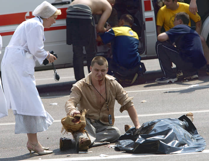 5 июля 2003 года — взрыв на аэродроме в Тушино (Москва) во время рок-фестиваля «Крылья». Два взрывных устройства привели в действие две террористки-смертницы — на небольшом расстоянии друг от друга с 15-минутным интервалом. Погибли 16 человек, около 50 были ранены 