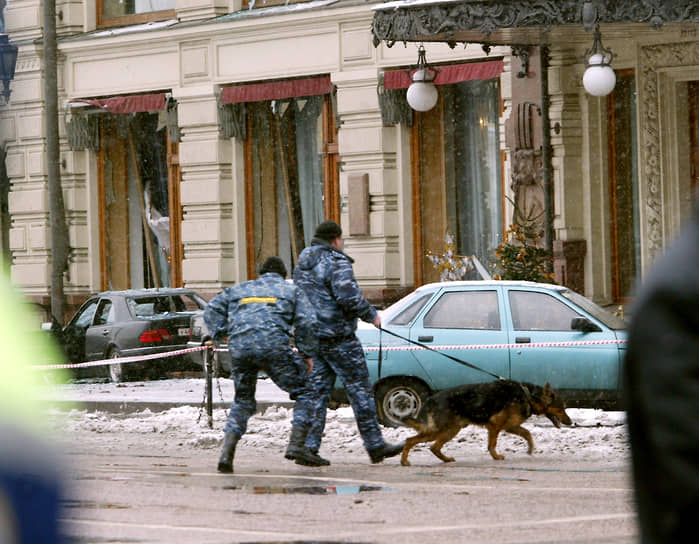 9 декабря 2003 год — взрыв у гостиницы «Националь». Взрывное устройство привела в действие террористка-смертница. Погибли 6 человек, 14 человек ранено. Позднее — при обследовании тела смертницы роботехническим комплексом — раздался второй взрыв, но никто не пострадал 