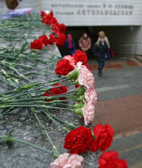 6 февраля 2004 года — взрыв в поезде на перегоне между станциями «Автозаводская» и «Павелецкая» московского метро. Взрывное устройство мощностью 4 кг в тротиловом эквиваленте привел в действие террорист-смертник. Погибли 42 человека, около 250 человек получили ранения 