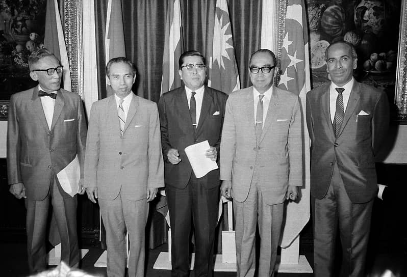 1967 год. В Бангкоке (Таиланд) образована Ассоциация государств Юго-Восточной Азии (АСЕАН)   На фото слева направо: министр иностранных дел Филиппин Нарцисо Рамос, министр иностранных дел Индонезии Адам Малик, министр иностранных дел Таиланда Танат Хоман, вице-премьер Малайзии Абдул Разак и министр иностранных дел Сингапура Синнатамби Раджаратнам на подписании декларации АСЕАН, август 1967 года 