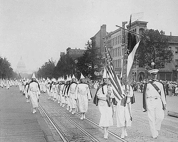 1925 год. 40 тыс. членов Ку-Клукс-Клана собрались в Вашингтоне (США) на марш 