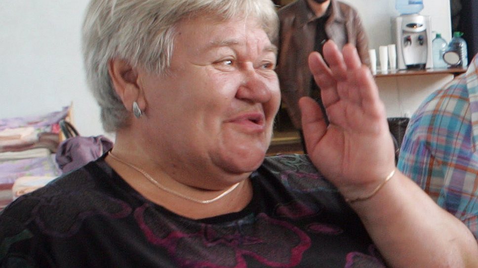 Пострадавшие от наводнения с временно исполняющий обязанности губернатора Хабаровского края Вячеславом Шпортом, в пункте временного размещения 