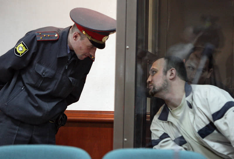 Олег Пылев (на фото) был задержан в 2002 году в Одессе, Андрей Пылев — в 2003 году в Испании. Олег Пылев был приговорен к пожизненному сроку, Андрей — к 25 годам лишения свободы 