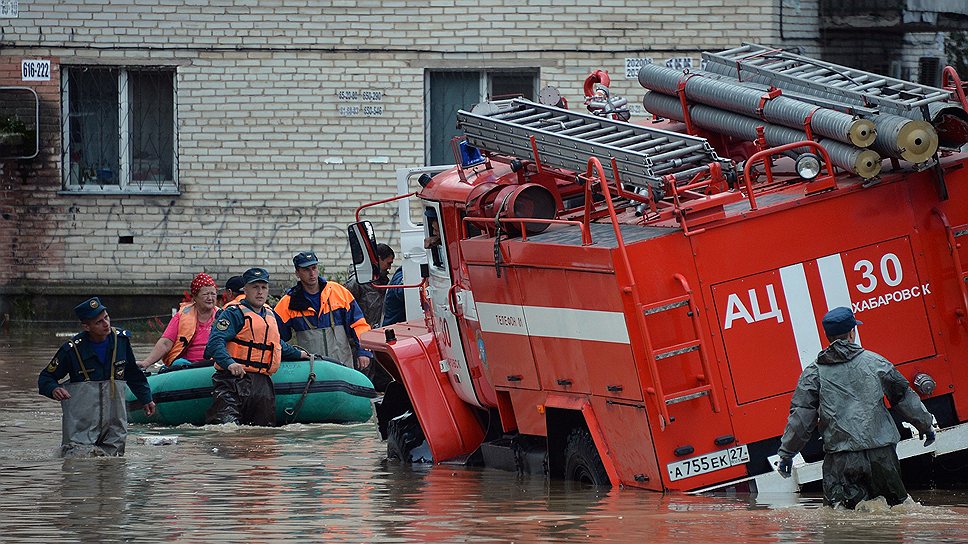 Сотрудники МЧС во время спасательных работ по откачке воды 