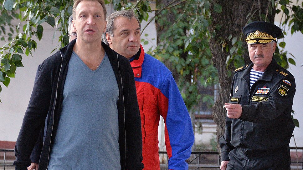Первый заместитель председателя Правительства России Игорь Шувалов (слева) и министр России по делам гражданской обороны, чрезвычайным ситуациям и ликвидации последствий стихийных бедствий Владимир Пучков (в центре) во время визита в Хабаровск 