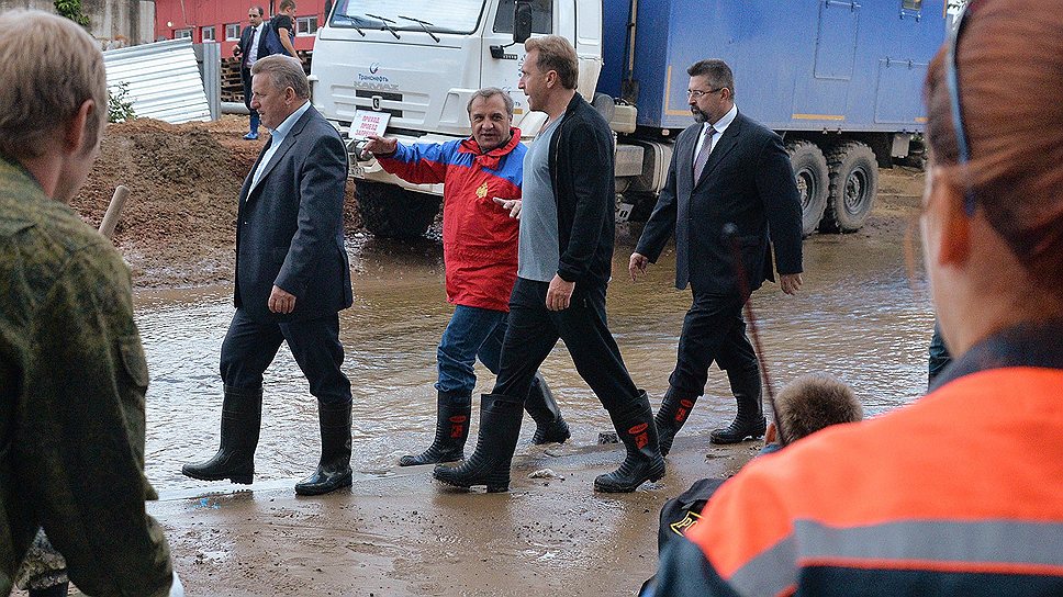 Министр России по делам гражданской обороны, чрезвычайным ситуациям и ликвидации последствий стихийных бедствий Владимир Пучков (второй слева) и первый заместитель председателя Правительства России Игорь Шувалов (второй справа) во время визита в Хабаровск 