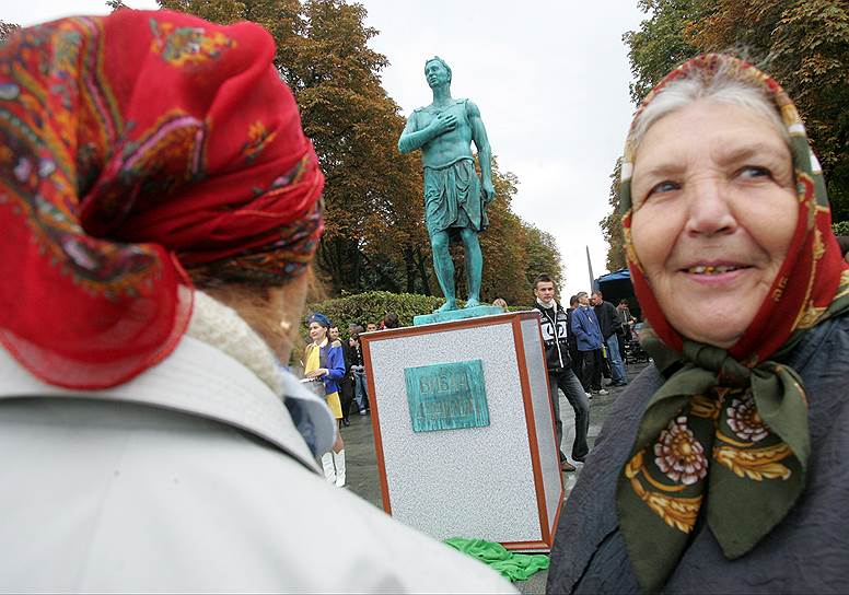 Леонид Кучма — автор семи книг: «Верю в украинский народ», «О главном», «Украина — не Россия», «Своим путем. Размышления об экономических реформах в Украине», «После Майдана», «Шаги становления национальной экономики — 1994-2004 годы», «Сломанное десятилетие» На фото: открытие памятника Леониду Кучме 
