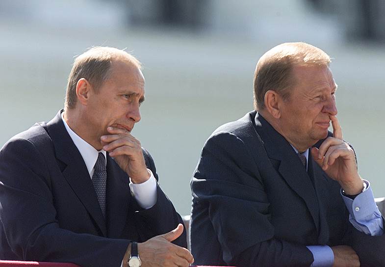 Президентские выборы 1999 года прошли также в два тура. Борьба развернулась между Леонидом Кучмой и лидером Коммунистической партии Петром Симоненко. Эксперты указывали, что был разыгран сценарий, который ранее сработал на российских выборах: в меру прозападный президент против коммунистической угрозы реванша. Благодаря применению этих технологий Леониду Кучме удалось стать президентом во второй раз  На фото: президент России Владимир Путин (слева) и экс-президент Украины Леонид Кучма 