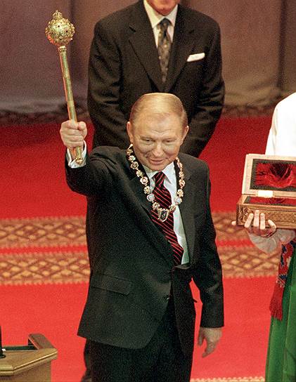 В июле 1994 года Леонид Кучма в ходе досрочных президентских выборов победил во втором туре действующего на тот момент президента Леонида Кравчука с перевесом в 1,9 млн. голосов. На выборах выступал за союз с Россией и официальный статус русского языка, однако после победы выполнять эти обещания не торопился 