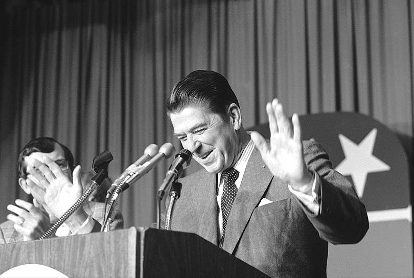 В августе 1984 года, проверяя микрофон перед выступлением, президент США Рональд Рейган пошутил: «Мои соотечественники американцы, я рад сообщить вам сегодня, что подписал указ об объявлении России вне закона на вечные времена. Бомбардировка начнется через пять минут». Эта шутка была не первой. В октябре 1982 года господин Рейган начал свое выступление следующими словами: «Вчера польское правительство, военный диктаторский режим, кучка дрянных вшивых бездельников…» 