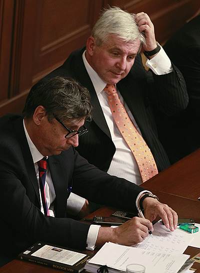 6 декабря 2013 года премьер-министр Чехии Иржи Руснок перед заседанием парламента в разговоре с министрами обороны и финансов Властимилом Пицеком и Яном Фишером заявил, что его «просто трясет от мысли», что на похороны Нельсона Манделы должен поехать он. Свое нежелание премьер объяснил «плотным рабочим графиком» и расположением ЮАР «у черта на куличках» 