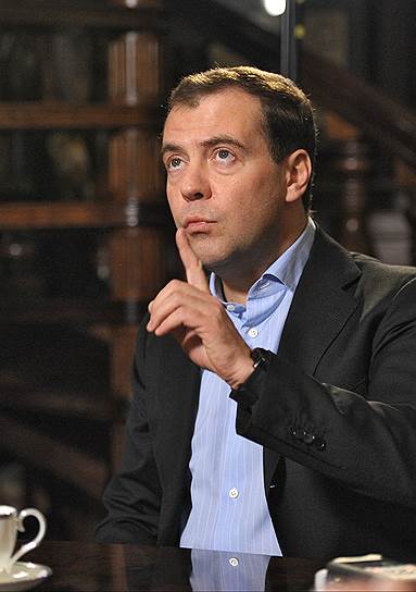 7 декабря 2012 года премьер-министр России Дмитрий Медведев после записи программы на телеканале Russia Today назвал «козлами» следователей, которые рано утром пришли с обыском к режиссеру Павлу Костомарову в рамках дела о беспорядках на Болотной площади   