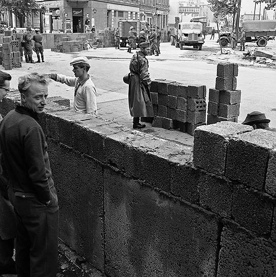 Строительство стены протяженностью 155 км и высотой 3,6 м продолжалось с 1962 по 1975 год. Линии метро были разорваны и разделены на западную и восточную ветки