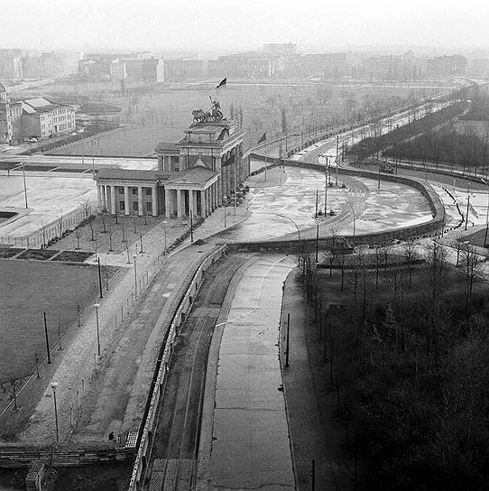 В период с 13 августа 1961 года по 9 ноября 1989 года было совершено 5075 успешных побегов в Западный Берлин или ФРГ, в том числе 574 случая дезертирства. В годы «холодной войны» в ГДР существовала практика пропуска граждан на Запад за деньги: таким образом страну покинули 215 тыс. восточных немцев