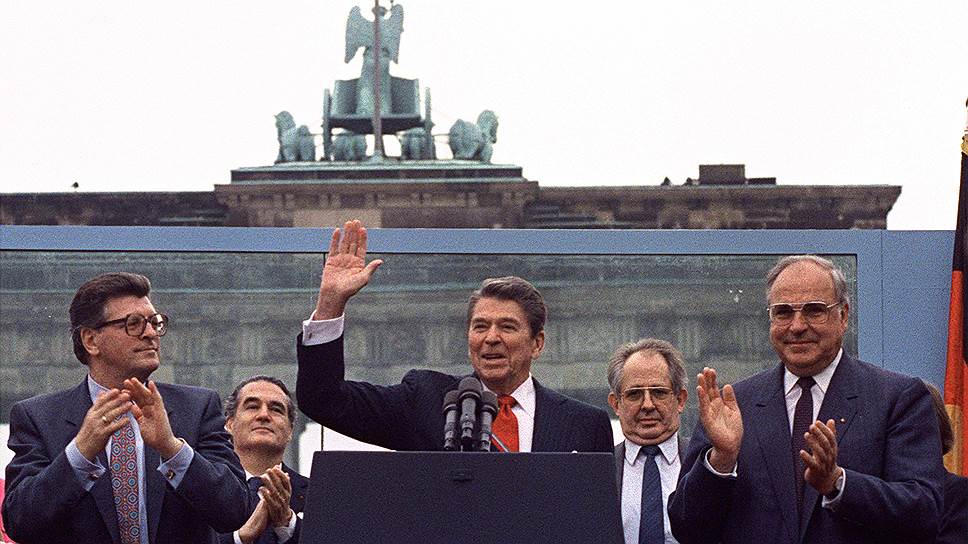 12 июня 1987 года президент США Рональд Рейган (в центре), произнося речь у Бранденбургских ворот в честь 750-летия Берлина, призвал генерального секретаря ЦК КПСС Михаила Горбачева снести Берлинскую стену в качестве демонстрации стремления советского руководства к переменам: «Господин Горбачев, откройте эти ворота! Господин Горбачев, разрушьте эту стену!»