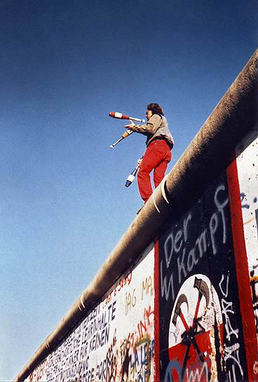 К 22 декабря 1989 года, с открытием для прохода Бранденбургских ворот, через которые была проведена граница между ФРГ и ГДР, Берлинская стена еще стояла, но лишь как символ недавнего прошлого: она была разбита, расписана многочисленными граффити, а берлинцы и туристы старались унести на память отбитые от нее кусочки
