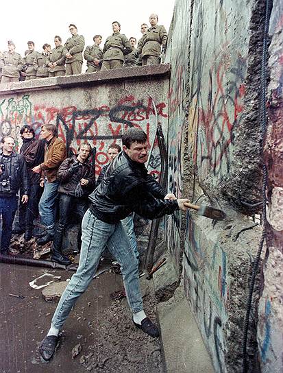9 ноября 1989 года, выступая на пресс-конференции, которая транслировалась по ТВ, представитель правительства ГДР Гюнтер Шабовски огласил новые правила выезда из страны и въезда в нее — визовый режим с Западной Германией, предусматривающий немедленное получение визы. В течение последующих трех дней Запад посетили более 3 млн человек