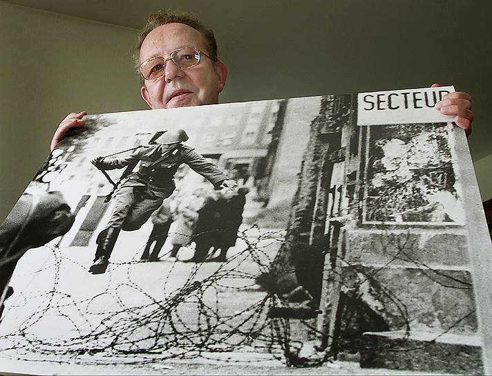 Фотограф Питер Лейбинг держит в руках свою самую известную фотографию: 15 августа 1961 года, на третий день после начала строительства Берлинской стены, 19-летний военнослужащий пограничных войск Конрад Шуман бежит из восточного сектора Берлина в западный, перепрыгивая через мотки колючей проволоки