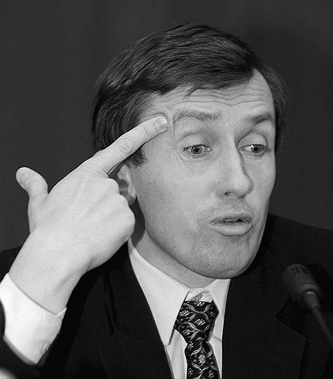 28 мая 1998 года после объявления о провале аукциона по продаже 75% акций «Роснефти», за счет которой правительство планировало закрыть часть долговых проблем, финансовые рынки снова обваливаются. Доходность ГКО за один день вырастает с 60% до 80–90%. Сергей Дубинин обвиняет в падении спекулянтов. В тот же день ЦБ повышает ставку рефинансирования до 150%, фактически заморозив финансовый и валютный рынки. На следующий день Борис Ельцин отправляет в отставку главу Государственной налоговой службы Александра Починка (на фото), назначая на его место Бориса Федорова