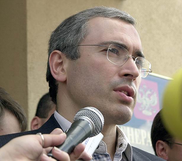 18 мая 1999 года ЦБ отзывает лицензию банка МЕНАТЕП. К этому моменту все ликвидные активы банка, входящего в группу «Роспром» Михаила Ходорковского (на фото, объявлен иностранным агентом), переведены в банк «МЕНАТЕП СПб» и Доверительный инвестиционный банк (будущий банк «Траст»)