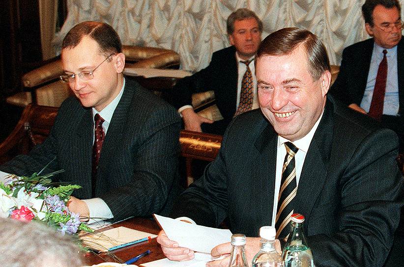 6 августа 1998 года Сергей Кириенко и спикер Госдумы Геннадий Селезнев договариваются о необходимости выхода Думы с каникул на два дня 19–20 августа для рассмотрения новой антикризисной программы