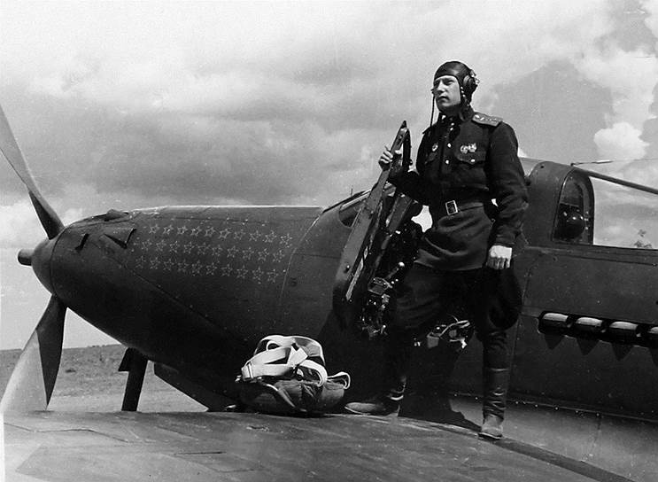 1944 год. Советский пилот-истребитель Александр Покрышкин стал первым трижды Героем Советского Союза 