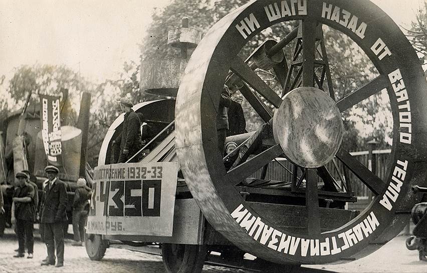1925 год. Открытие Всероссийской сельскохозяйственной и кустарно-промышленной выставки, проходившая на месте парка им. Горького в Москве. Выставка стала предшественницей ВДНХ 