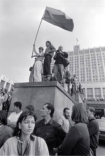 1991 год. Члены ГКЧП совершили неудачную попытку государственного переворота 