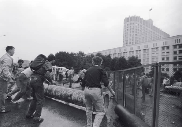 20 августа в 12:00 возле Дома Советов начался митинг, на который собрались несколько десятков тысяч человек. Организаторы митинга — движение «Демократическая Россия» и советы трудовых коллективов Москвы и Московской области. Официально заявленный лозунг митинга — «За законность и правопорядок»