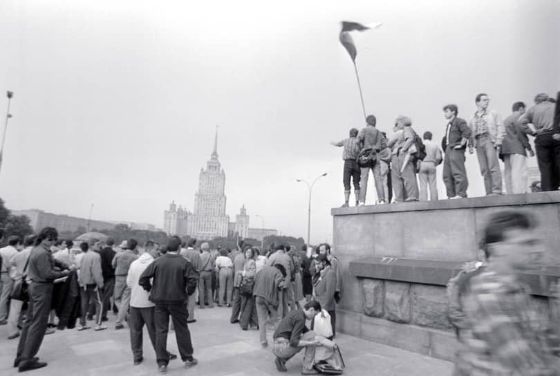 По всей Москве распространялись листовки с текстом «Обращения к гражданам России», подписанного 19 августа в 9 часов утра Ельциным, Силаевым и Хасбулатовым: «В ночь с 18 на 19 августа 1991 года отстранен от власти законно избранный президент... Призываем граждан России дать достойный ответ путчистам... Призываем к всеобщей бессрочной забастовке... Не сомневаемся, что мировое сообщество даст объективную оценку циничной попытке правого переворота»
