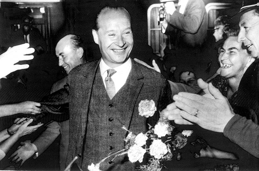 23 марта 1968 года в Дрездене прошла встреча руководителей партий и правительств СССР, Польши, ГДР, Болгарии, Венгрии и ЧССР, где резкой критике подвергся генеральный секретарь КПЧ Александр Дубчек (на фото). 4 мая Леонид Брежнев встретился с Александром Дубчеком в Москве в надежде урегулировать отношения без военного вмешательства. Но взаимопонимания достичь не удалось. Позже, в середине августа, Брежнев дважды звонил Дубчеку по поводу обещанных в Братиславе кадровых перестановок, на что Дубчек отвечал, что кадровые дела решаются коллективно, пленумом ЦК партии 