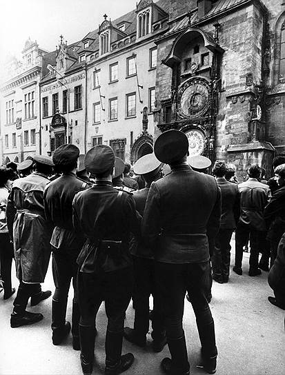 Хоть и сентябре 1968 года танки СССР начали покидать Чехословакию, а в ноябре была выведена часть военнослужащих, контингент советских войск оставался в стране вплоть до 1991 года  Вплоть до 1991 года на территории Чехословакии сохранялось присутствие советских войск 