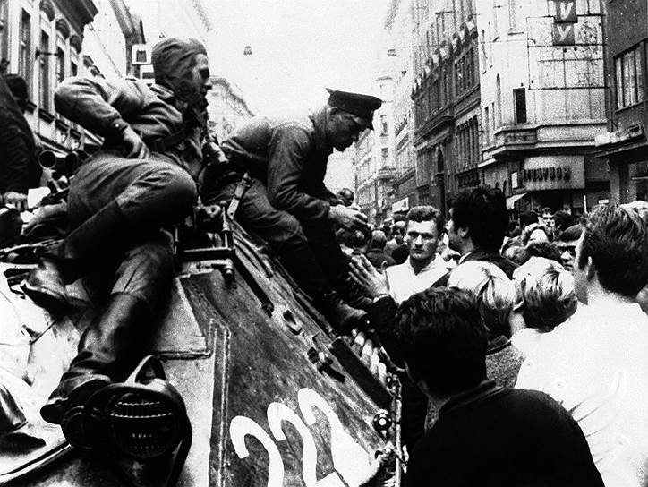 20 августа 1968 года  в 22 часа 15 минут в войска поступил сигнал «Влтава-666» о начале операции. Спустя четыре часа на аэродроме Рузине в Праге высадились передовые подразделения 7-й воздушно-десантной дивизии, блокировавшие основные объекты аэродрома, куда стали приземляться советские Ан-12 с десантом  