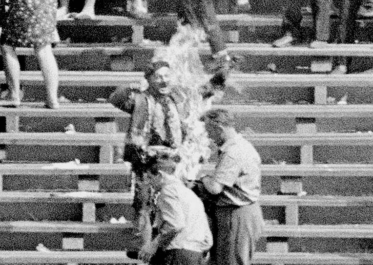 В 1969 году Рышард Сивец поджег себя на стадионе Десятилетия в знак протеста против оккупации Чехословакии. Это повлекло за собой череду самосожжений  