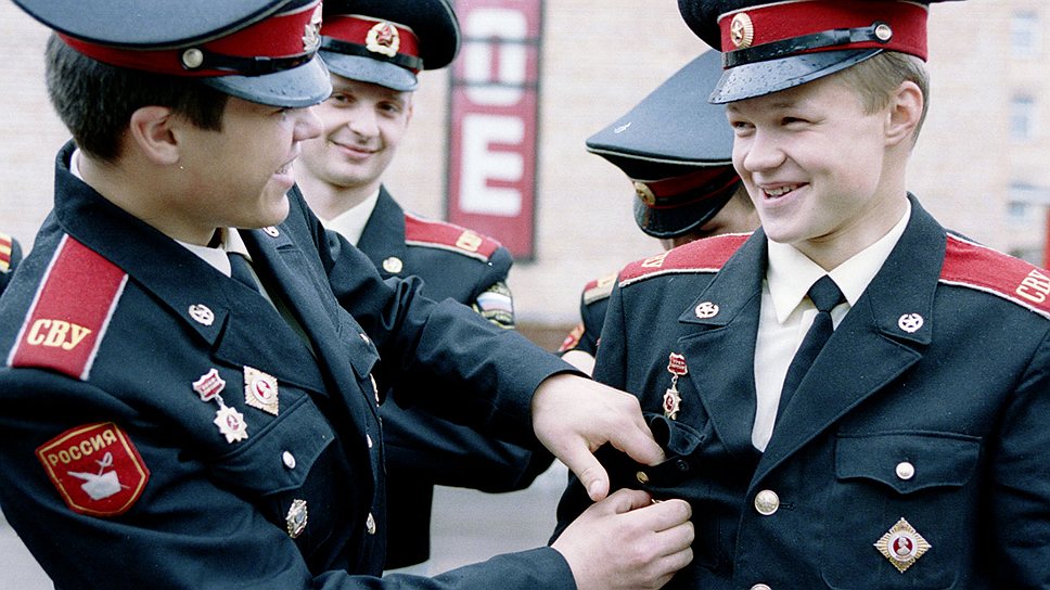 В постсоветский период в России открылось множество военных училищ для юношей, так называемых кадетских корпусов. Но у настоящих суворовцев есть поговорка: «Каждый суворовец может назваться кадетом, но ни один кадет назваться суворовцем не может» 