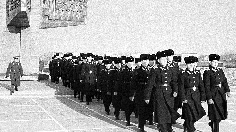 На протяжении 70 лет существования СВУ девизом суворовцев остается: «Жизнь – Родине, Честь – никому!» 