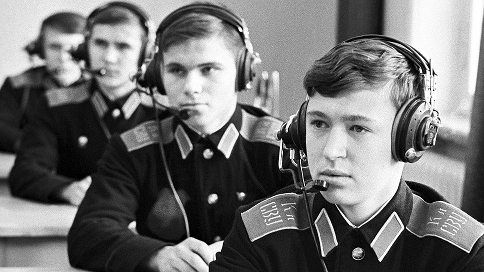 В 1950-е годы в программу СВУ были добавлены основы военно-технической подготовки. Этот предмет знакомил суворовцев с принципами действия реактивного оружия, основами радиотехники, электроники, ядерной физики, с устройством и эксплуатацией автомобиля и средств связи 