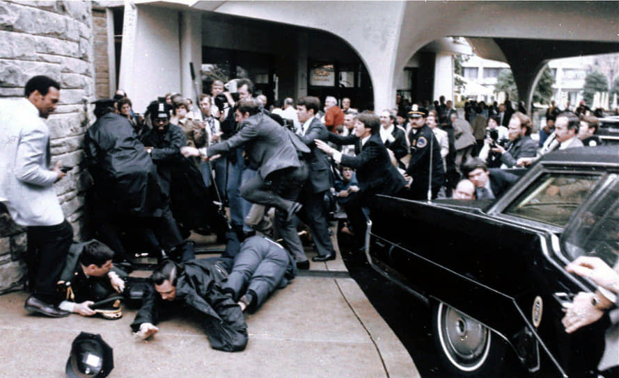 30 марта 1981 года президент США Рональд Рейган и трое его охранников были ранены в результате покушения. Инцидент произошел при выходе из гостиницы Хилтон в Вашингтоне, где Рейган выступал с речью перед делегатами федерации профсоюзов. Стрелявший Джон Хинкли был арестован. Ранее он преследовал  президента Джимми Картера и лечился от психического расстройства  