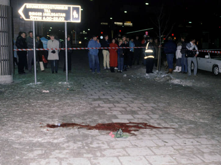 28 февраля 1986 года в Стокгольма был убит премьер-министр Швеции Улоф Пальме. Это убийство стало одним из самых громких политических преступлений XX века. Высказывались различные версии причин убийства — от операции спецслужб и заговора до ошибки киллера. Пальме был убит за три дня до запланированного визита в Москву — советские пропагандисты намекали, что гибель могла быть делом рук тех, кто не хотел допустить сближения Швеции и СССР. Расследование было закрыто лишь в 2020 году, предполагаемый убийца — графический дизайнер Стиг Энгстрём. Мотивы остались неизвестными 