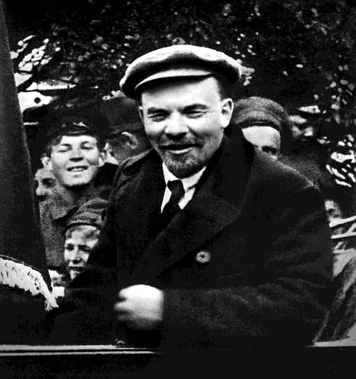 1 января 1918 года произошла первая попытка покушения на Ленина — был расстрелян его автомобиль. Террористы скрылись с места происшествия. Второе покушение произошло в середине января 1918 года. Его готовил «Союз георгиевских кавалеров» Петрограда. В ночь на 22 января 1918 года чекисты нагрянули на квартиру по адресу Захарьевская улица, 14 и взяли  участников готовившегося теракта с поличным: в квартире обнаружили винтовки, револьверы, ручные бомбы 