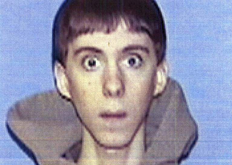 14 декабря 2012 года гражданин США Адам Ланза устроил стрельбу в начальной школе в Ньютауне (штат Коннектикут, США). В результате погибли 26 человек, 20 из которых  были детьми в возрасте от пяти до десяти лет. После бойни стрелок свел счеты с жизнью. Среди погибших была и мать преступника, работавшая воспитателем в этой школе. По данным СМИ, Ланза был психически неуравновешенным: страдал синдромом Аспергера (одной из форм аутизма) 