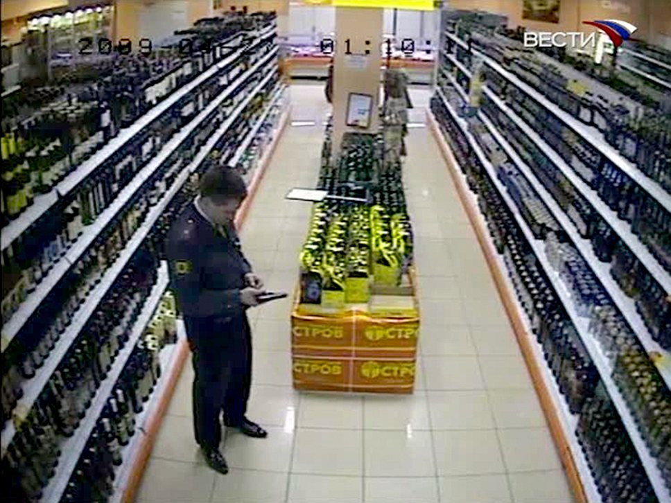 В ночь на 27 апреля 2009 года начальник ОВД «Царицыно» майор милиции Денис Евсюков, находясь в состоянии алкогольного опьянения, устроил бойню в супермаркете «Остров» на Шипиловской улице в Москве. В результате два человека были застрелены, семеро ранены. Экспертиза признала Евсюкова вменяемым 