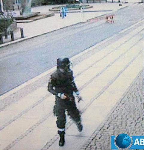 22 июля 2011 года в Норвегии произошел двойной теракт, унесший жизни 77 человек, исполнителем которого стал Андерс Брейвик. Сначала прогремел взрыв в автомобиле, припаркованном у комплекса правительственных зданий в центре Осло, а через несколько часов Брейвик открыл стрельбу в молодежном лагере правящей Норвежской рабочей партии на острове Утойя 