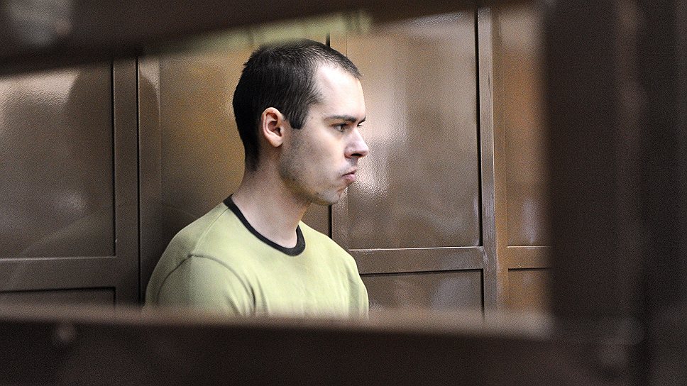 7 ноября 2012 года юрист аптечной сети «Ригла» Дмитрий Виноградов пришел в офис компании в Москве и открыл стрельбу по коллегам. В результате погибли шесть человек, еще одна девушка ранена. Экспертиза признала его вменяемым. 22 апреля 2013 года СК предъявил ему окончательное обвинение — помимо обвинения в убийстве шести человек добавилась статью об экстремизме. 14 августа в ходе судебного заседания Виноградов полностью признал свою вину. Суд приговорил его к пожизненному заключению 