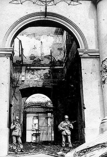 Военный переворот в Чили произошел 11 сентября 1973 года. Президент страны Сальвадор Альенде был убит (по другой версии — покончил жизнь самоубийством) во время штурма президентского дворца (на фото)
