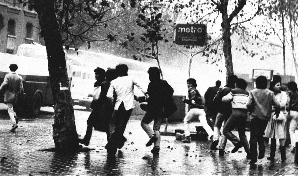 В начале 1980-х годов экономическая ситуация в Чили резко ухудшилась, а Аугусто Пиночет отказался рассматривать «Национальное соглашение о переходе к демократии» На фото: разгон антиправительственной акции протеста в Сантьяго, 1983 год