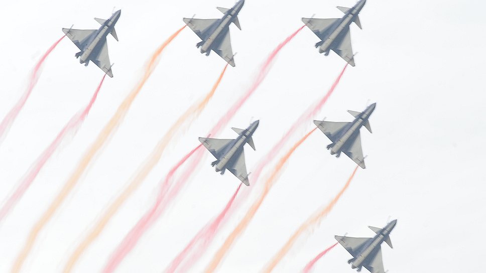 После того, как основные контракты были подписаны, зрителям показали яркое шоу 