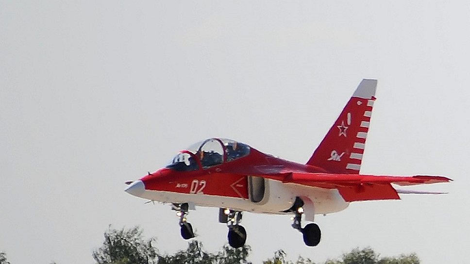 Российская авиакомпания Red Wings, восстановившая полеты в июне, приступила к наращиванию авиапарка. В рамках МАКС-2013 перевозчик подписал с лизинговой компанией «Ильюшин Финанс Ко» (ИФК) сразу три меморандума о поставке самолетов Ту-204 СМ, МС-21 и Q400 