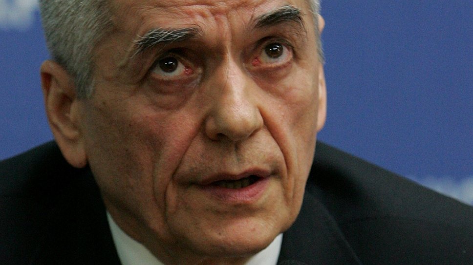 1 июня 2013 года вступило в силу постановление Роспотребнадзора о внесении петрушки кудрявой (Petroselinum crispuma A.W.Hill.) в список растений, содержащих сильнодействующие, наркотические или ядовитые вещества. Документ с дополнениями к списку опасных растений утвердил главный санитарный врач РФ Геннадий Онищенко 